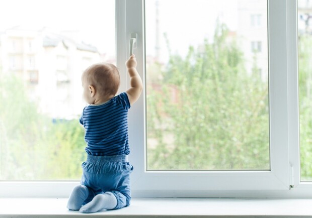 За чотири місяці 2023 року на Дніпропетровщині з вікон випало 6 дітей: подробиці