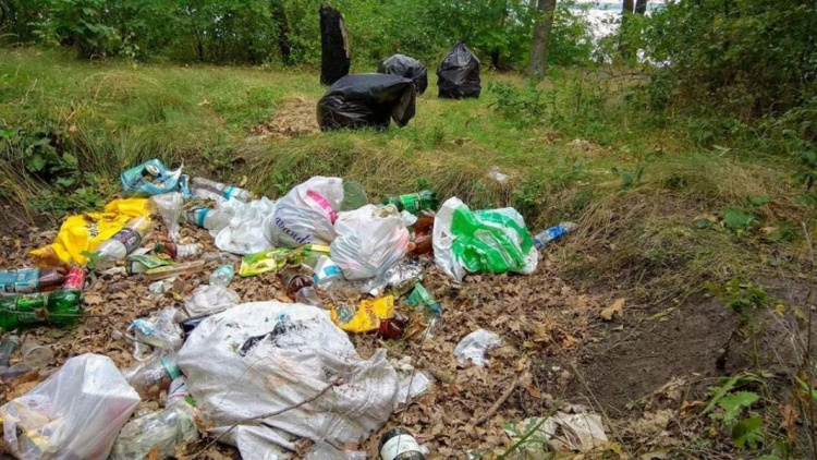 Свинству бой: Криворожане убирали мусор вдоль трассы предстоящего веломарафона «Залізна сотня» (фото)