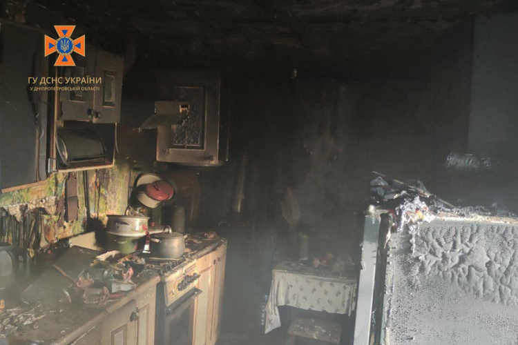 У Криворізькому районі під час гасіння пожежі у будинку надзвичайники врятували жінку