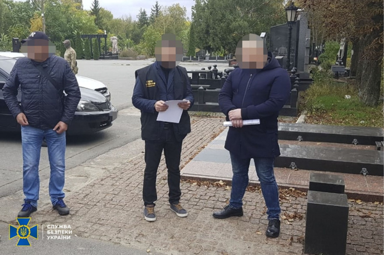 Не давали дозвіл на поховання, якщо не отримали хабар: СБУ викрила чиновників Дніпропетровщини