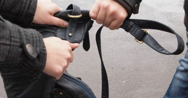 В Кривом Роге полиция задержала преступника, воровавшего женские сумки
