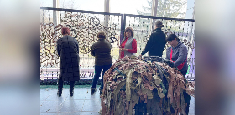 Немає маленької допомоги, внесок кожного веде до перемоги: мешканці Широківської громади плетуть маскувальні сітки