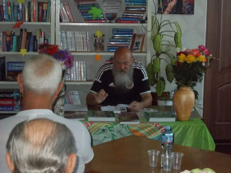 В Широком прошла культурная встреча: журналист и поэт презентовал свою книгу-поклонения перед людьми, которые заслужили уважение (фото)