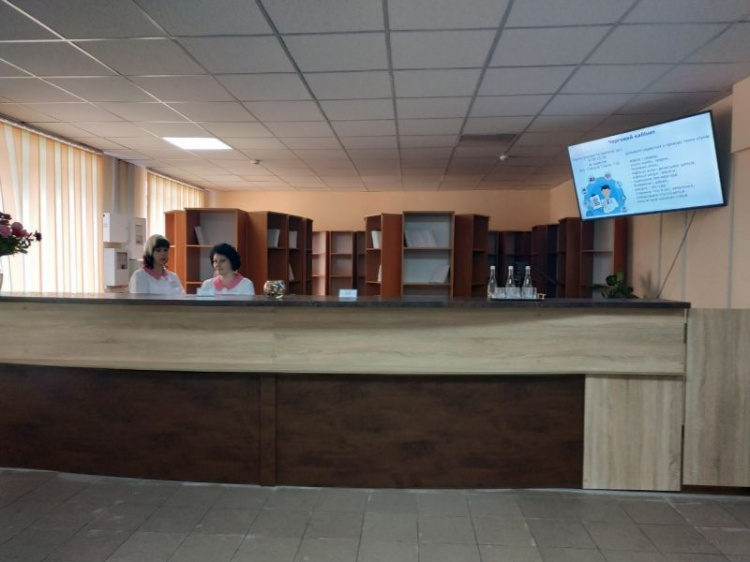 Аптека, детский уголок и booking зона: в Кривом Роге отремонтировали амбулаторию (фото)