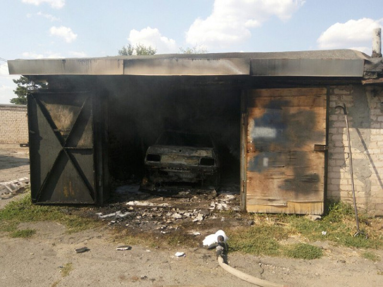В Кривом Роге за сутки сгорели два автомобиля (фото)