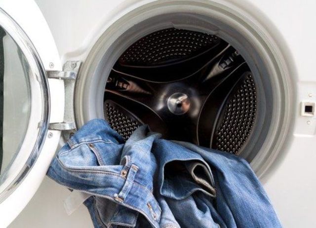Прості лайфхаки для прання темних джинсів без складок і плям: корисно