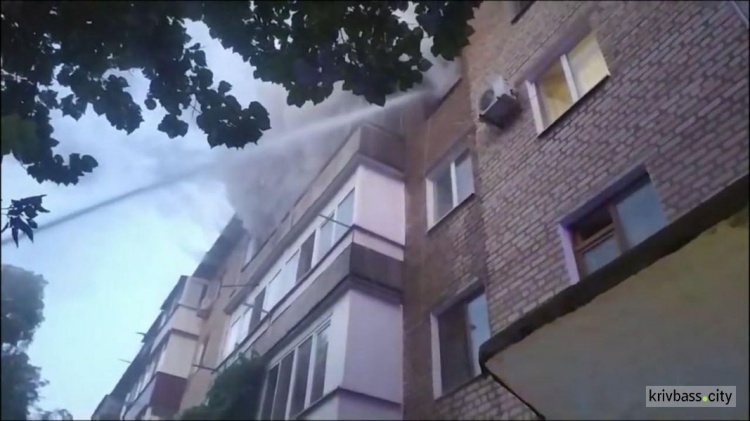 В Покровском районе во время пожара в квартире спасли хозяина жилья