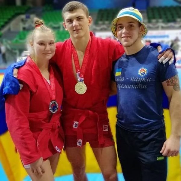 Криворожанки завоевали "серебро" на молодежном чемпионате по самбо