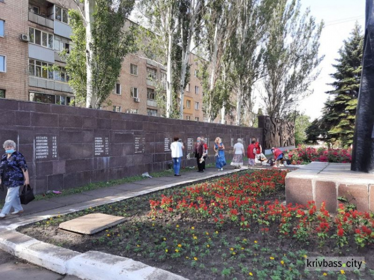 У Саксаганському районі поклали квіти в День скорботи та вшанування пам’яті жертв війни в Україні