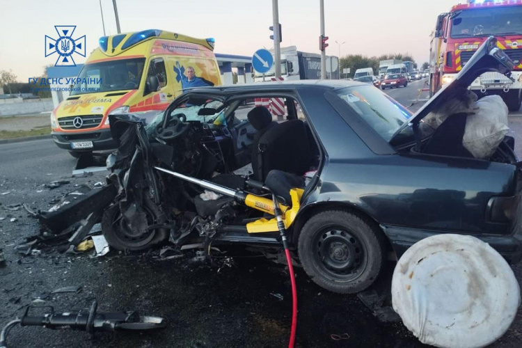 Під час аварії на Криворізькому шосе у Дніпрі водія затисло всередині авто