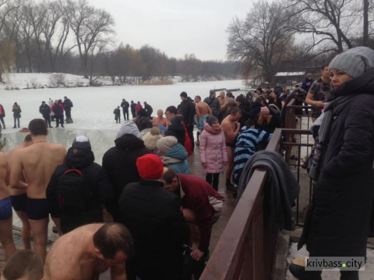 Крещенские купания в Кривом Роге: в парке Мершавцева каждую минуту в прорубь погружаются 10-15 человек (фото, видео)