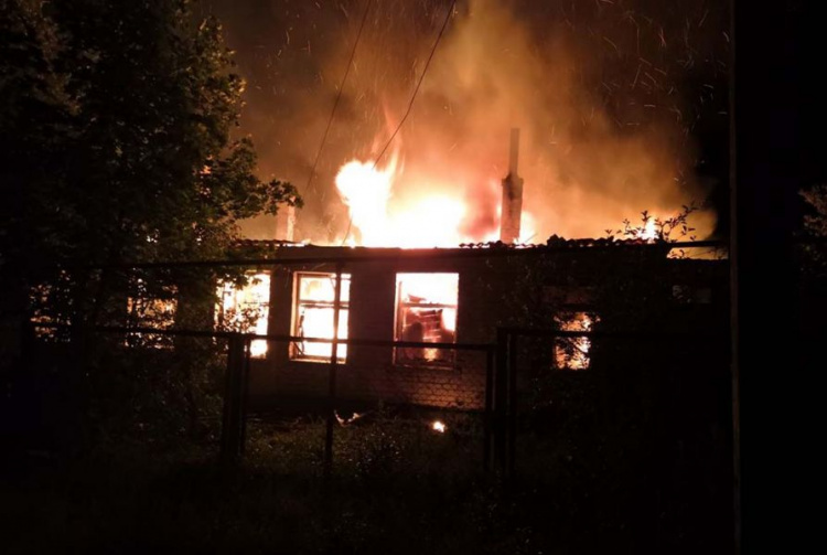 Во время пожара в Долгинцевском районе погибла женщина, ещё одного человека спасли