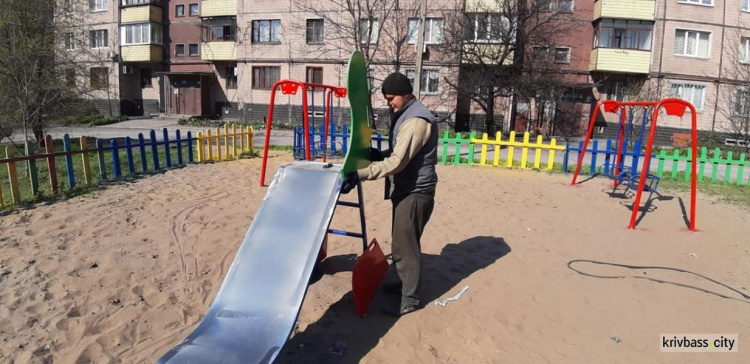 В Ингулецком районе Кривого Рога принялись ремонтировать детские площадки