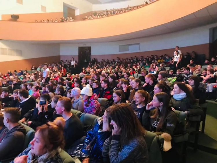 Время творить добро: в ДК Кривого Рога провели благотворительный концерт и собрали на лечение больше 30 тысяч гривен(фото)