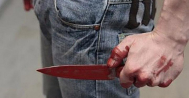 В Кривом Роге 19-летний парень изрезал ножом случайного прохожего