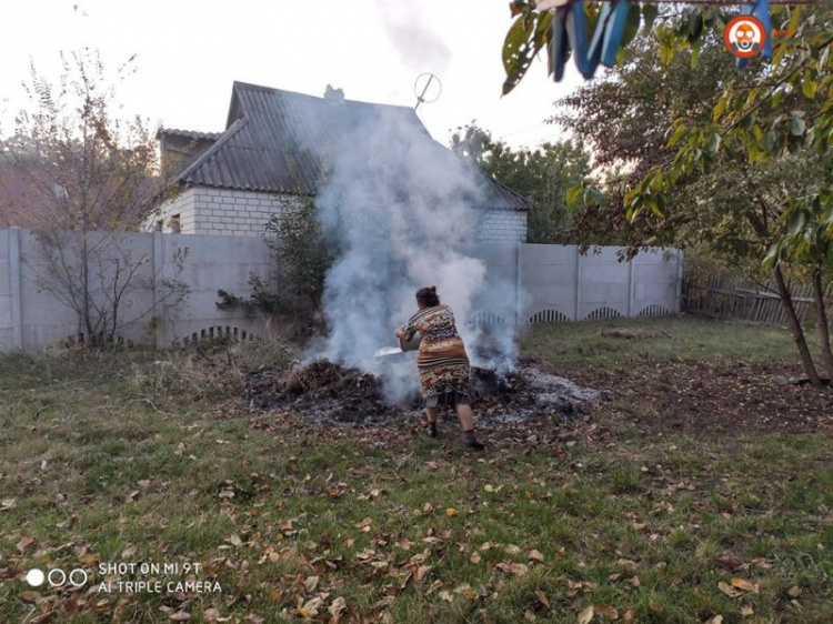 В Кривом Роге проводят рейды и борются с сжиганием листьев (фото) 