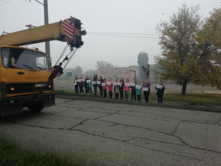 В Кривом Роге ученики одной из школ провели акцию «Безопасная дорога к школе» (фото)