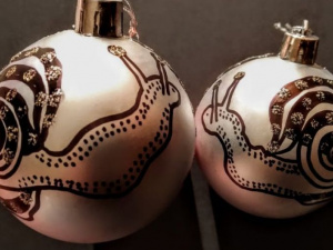 Новогодняя атмосфера собственными руками: криворожанин превращает обычные елочные шары в предметы искусства